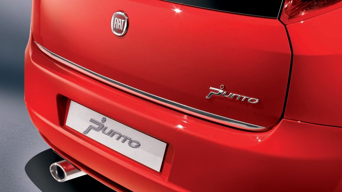 První auto Harryho Pottera? Daniel Radcliffe si s obřím majetkem v 18 letech moc velkou radost neudělal